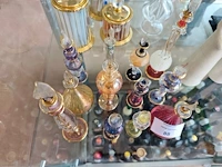 12 hangeblazen egyptische parfumflesjes, 3 decoratieve glazen opbergpotten met inhoud parfum staaltjes - afbeelding 8 van  8