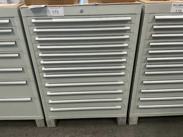 12-laden materiaalkast - afbeelding 1 van  5
