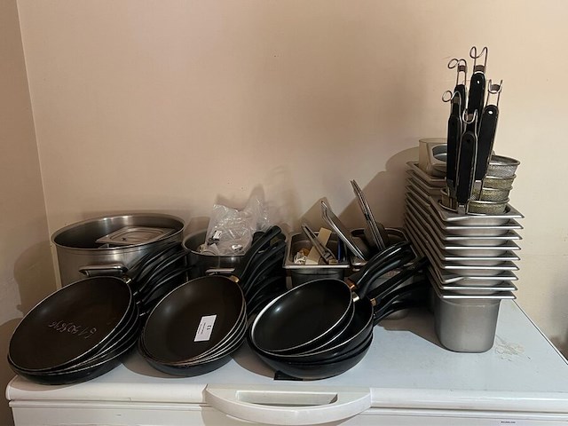 12 pannen, ca. 20 inox bakjes diverse formaten , diverse pollepels en keukentangen , grote inox kookpot , bain-marie (11,14,15,16,22) - afbeelding 1 van  8