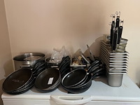 12 pannen, ca. 20 inox bakjes diverse formaten , diverse pollepels en keukentangen , grote inox kookpot , bain-marie (11,14,15,16,22)