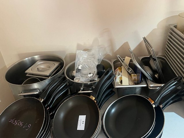 12 pannen, ca. 20 inox bakjes diverse formaten , diverse pollepels en keukentangen , grote inox kookpot , bain-marie (11,14,15,16,22) - afbeelding 2 van  8