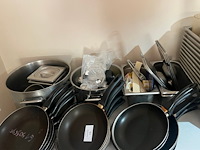12 pannen, ca. 20 inox bakjes diverse formaten , diverse pollepels en keukentangen , grote inox kookpot , bain-marie (11,14,15,16,22) - afbeelding 2 van  8