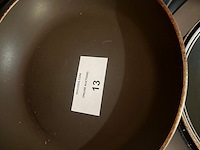 12 pannen, ca. 20 inox bakjes diverse formaten , diverse pollepels en keukentangen , grote inox kookpot , bain-marie (11,14,15,16,22) - afbeelding 3 van  8