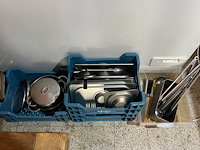 12 pannen, ca. 20 inox bakjes diverse formaten , diverse pollepels en keukentangen , grote inox kookpot , bain-marie (11,14,15,16,22) - afbeelding 4 van  8