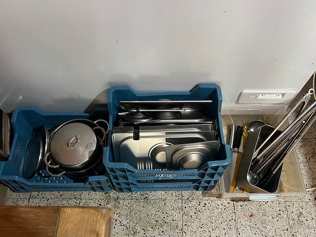 12 pannen, ca. 20 inox bakjes diverse formaten , diverse pollepels en keukentangen , grote inox kookpot , bain-marie (11,14,15,16,22) - afbeelding 5 van  8