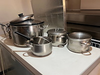 12 pannen, ca. 20 inox bakjes diverse formaten , diverse pollepels en keukentangen , grote inox kookpot , bain-marie (11,14,15,16,22) - afbeelding 6 van  8