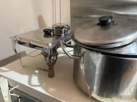 12 pannen, ca. 20 inox bakjes diverse formaten , diverse pollepels en keukentangen , grote inox kookpot , bain-marie (11,14,15,16,22) - afbeelding 7 van  8