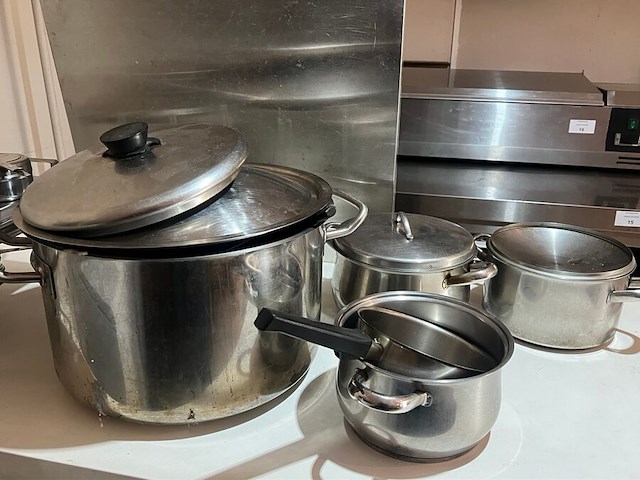 12 pannen, ca. 20 inox bakjes diverse formaten , diverse pollepels en keukentangen , grote inox kookpot , bain-marie (11,14,15,16,22) - afbeelding 8 van  8