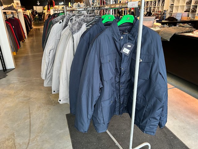 12 sportieve heren winterjassen - afbeelding 1 van  14