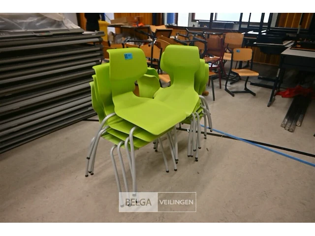 ± 12 stapelbare stoelen - afbeelding 1 van  4