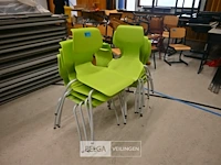 ± 12 stapelbare stoelen