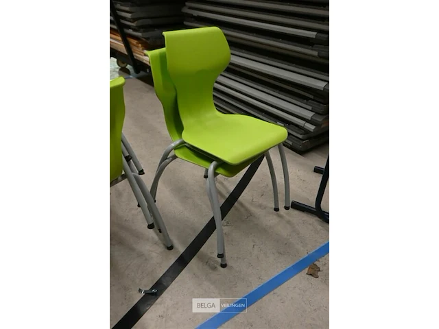 ± 12 stapelbare stoelen - afbeelding 2 van  4