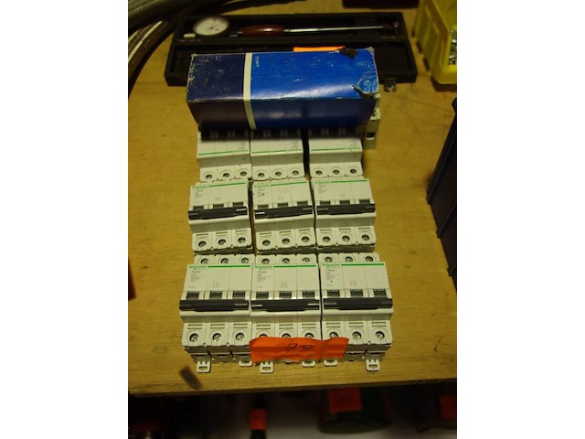 12 stroomonderbrekers - afbeelding 1 van  1