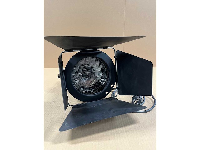 12 x etc s4 par 750w w/mfl lens w/barndoor - afbeelding 1 van  5