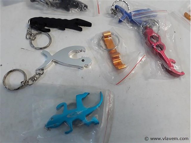 12 x sleutelhanger flessenopener mix - afbeelding 2 van  2