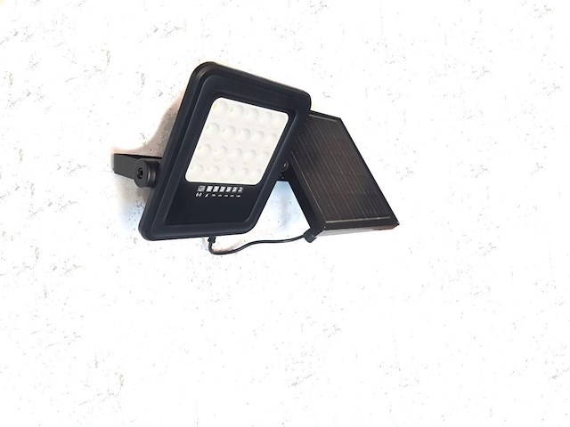 12 x solar 500 lumen led breedstraaler met afstandsbediening - afbeelding 7 van  9