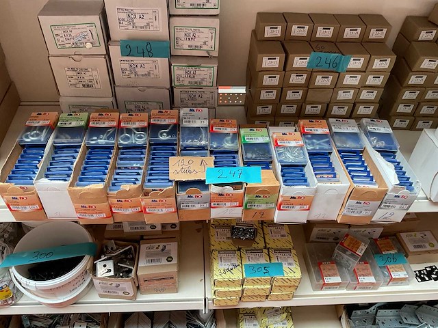 120 dozen schroefogen; schroefhaken; sluitringen; vleugelmoeren - afbeelding 1 van  6