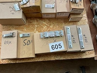 120 hout verbinder en 20 kist sluiters
