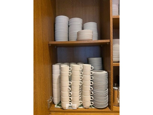 ± 120 tassen + ondertassen - afbeelding 1 van  6