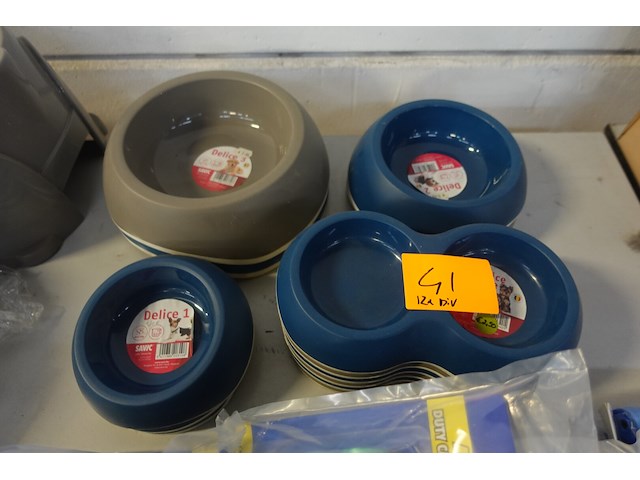 12x diverse drink/voederbakjes - afbeelding 1 van  4