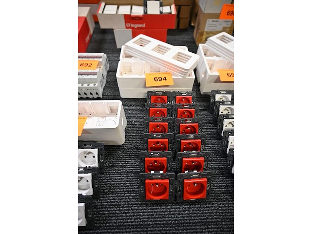 12x stopcontact legrand 2p+a rood - afbeelding 1 van  2