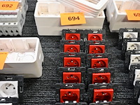 12x stopcontact legrand 2p+a rood - afbeelding 1 van  2