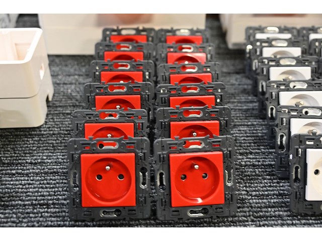 12x stopcontact legrand 2p+a rood - afbeelding 2 van  2