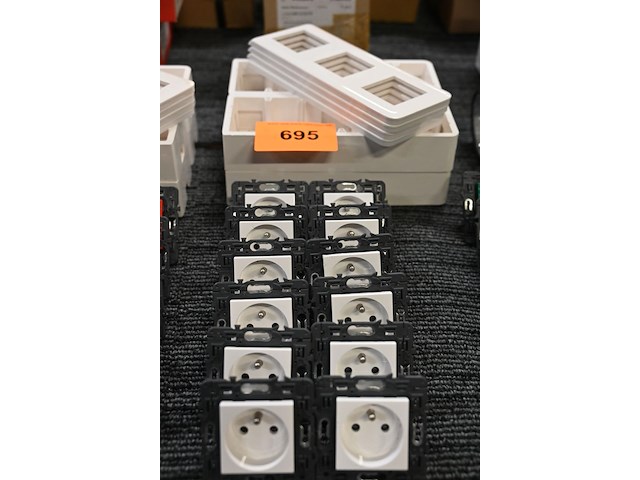 12x stopcontact legrand 2p+a wit - afbeelding 1 van  2