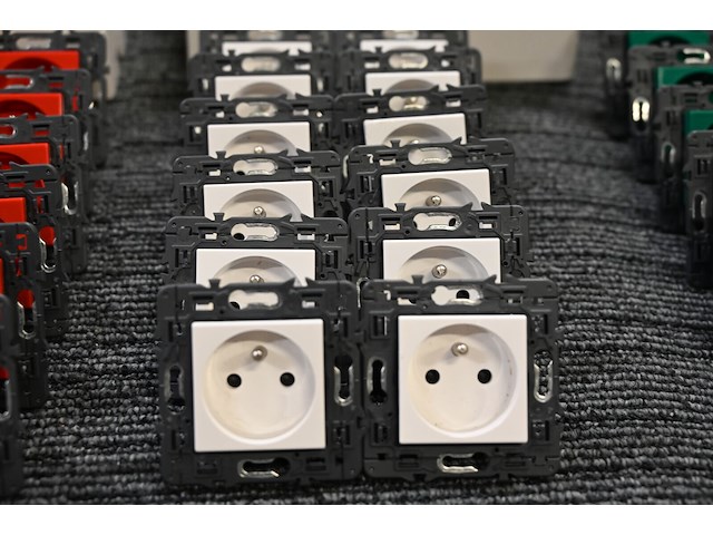 12x stopcontact legrand 2p+a wit - afbeelding 2 van  2