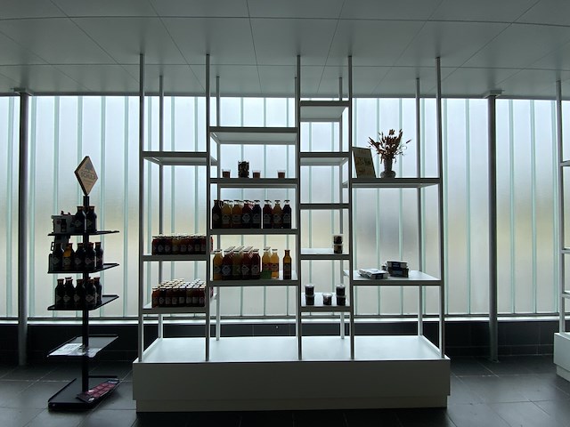 13 - designrek met banken en sokkel - afbeelding 1 van  1