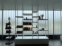 13 - designrek met banken en sokkel