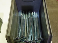 13 bouten met ronde gladde kop