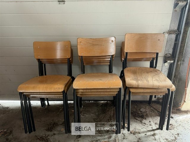 ± 13 houten stoelen - afbeelding 1 van  1