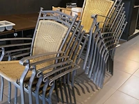 13 stapelbare terrasstoelen en degelijken ( staande buiten )