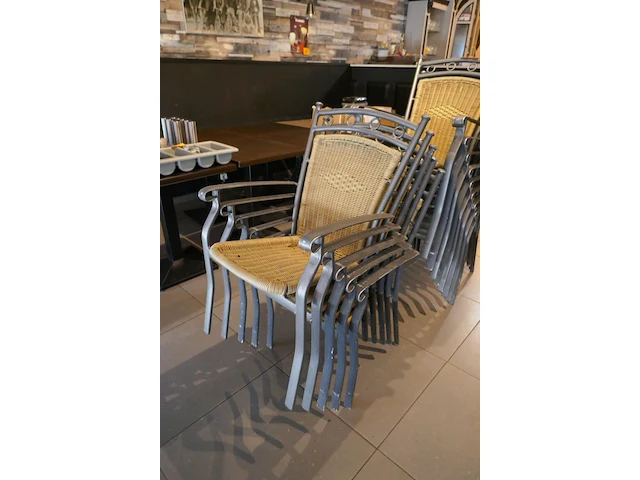 13 stapelbare terrasstoelen en degelijken ( staande buiten ) - afbeelding 2 van  5