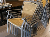 13 stapelbare terrasstoelen en degelijken ( staande buiten ) - afbeelding 2 van  5