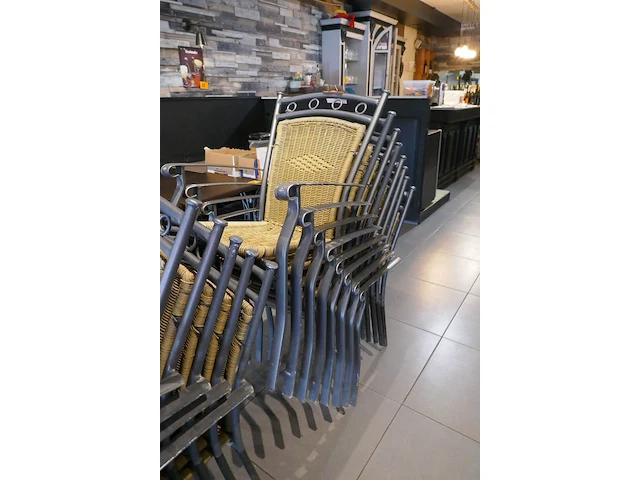 13 stapelbare terrasstoelen en degelijken ( staande buiten ) - afbeelding 3 van  5