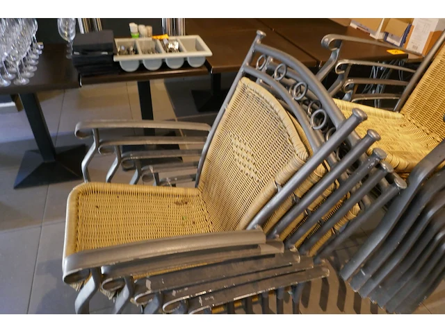 13 stapelbare terrasstoelen en degelijken ( staande buiten ) - afbeelding 4 van  5
