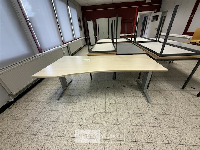 ± 13 tafels + 1 bureau - afbeelding 6 van  6