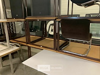 13 tafels met houten bladen en metalen poten