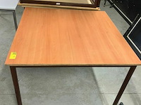 13 tafels met houten bladen en metalen poten - afbeelding 3 van  3