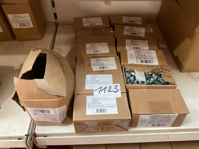 1300 moeren - afbeelding 1 van  4