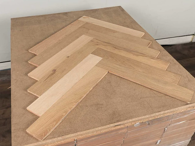 138 m2 parket eiken visgraat onbehandeld mutliplank - 540 x 90 x 12 mm - afbeelding 3 van  4