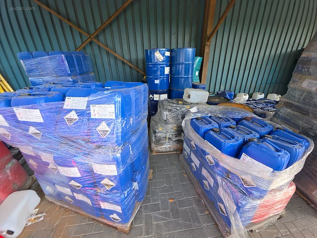 (139x) diverse vaten/ bidons nn - afbeelding 1 van  6