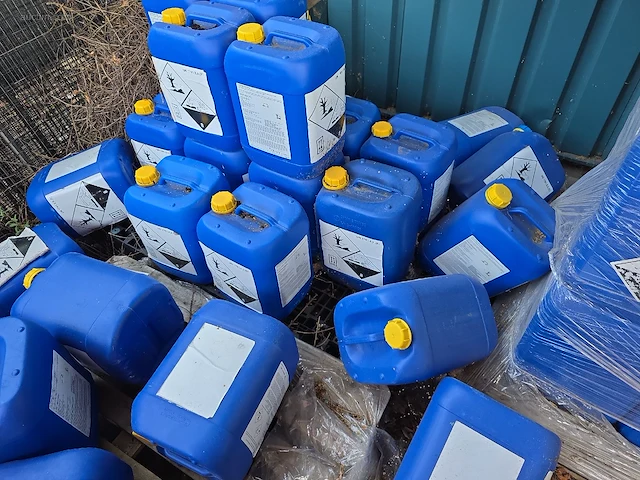 (139x) diverse vaten/ bidons nn - afbeelding 6 van  6