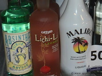 13x fles diverse likeuren en sterke dranken, o.a. absinthe abysse 70cl, giffard lichi-li 70cl, malibu 1l, kümmel 1l - afbeelding 2 van  3