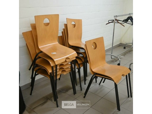 13x houten stapelstoelen - afbeelding 1 van  2