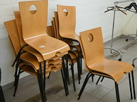 13x houten stapelstoelen - afbeelding 1 van  2