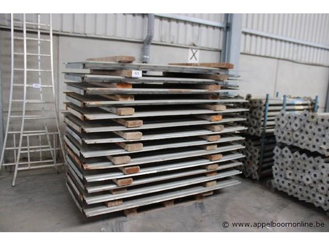 13x metalen werfdeuren - afbeelding 1 van  1