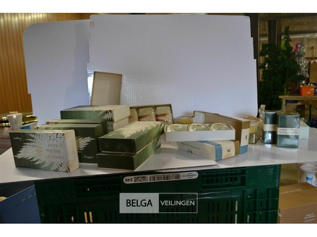 ±14 dozen div soorten zeep - afbeelding 1 van  6